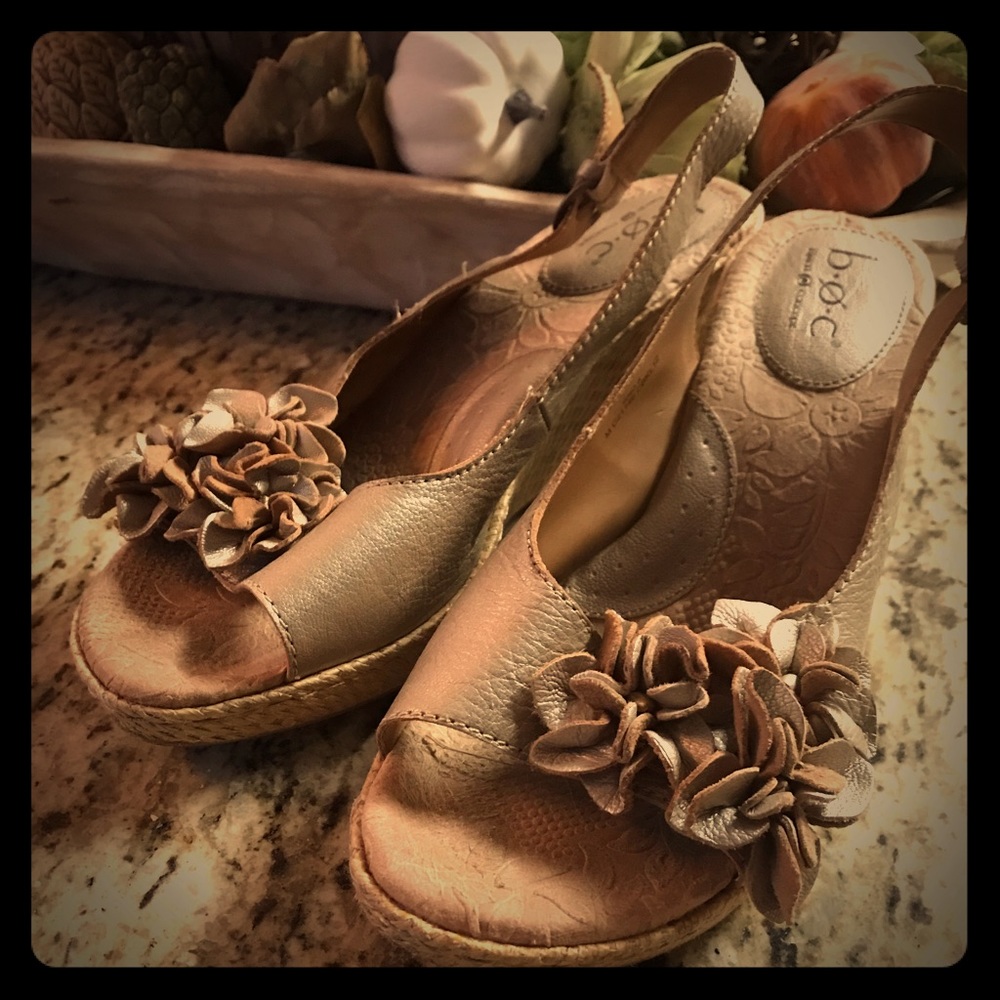 Beautiful tan sandals